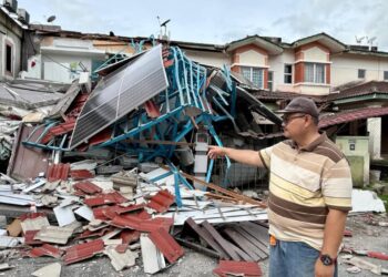 KAMAL Ariffin menunjukkan keadaan rumah teres dua tingkat didiaminya yang mengalami runtuhan struktur awal pagi tadi ketika ditemui di Taman Pinggiran Senawang, Seremban– UTUSAN / NOR SHAFIQAH MOHD. GHAZALI