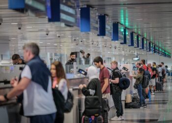 DENGAN ketersambungan penerbangan terus ke 126 bandar raya  
di 37 negara akan memudahkan pelancong asing datang ke negara 
ini. – UTUSAN/FAIZ ALIF ZUBIR