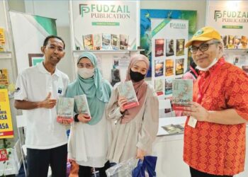 PENULIS bersama rakan-rakan dan peminat buku tulisannya di reruai Fudzail Publication dalam Pesta Buku Antarabangsa Kuala Lumpur ( KLIBF) 2023.