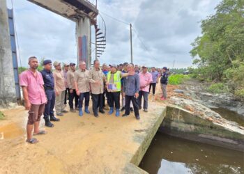 MOHAMMAD Nizar Jamaluddin (tengah) ketika melawat Pintu Air Tebuk Semani di Bagan Datuk hari ini. - UTUSAN/AIN SAFRE BIDIN