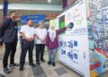 Dr. Nor Halizam Ismail memasukkan botol plastik ke dalam Reversed Vending Machine (RVM) Klean sambil disaksikan Idzqandar Abu Bakar (dua dari kanan), Ketua Pegawai Eksekutif Prasarana Integrated Development (PRIDE), Syed Redza Algadrie (dua dari kanan) dan Ketua Pegawai Eksekutif Klean, Zain Al Mohdzar (kiri) di Stesen LRT Masjid Jamek, Kuala Lumpur,m semalam. – UTUSAN/MUHAMAD IQBAL ROSLI