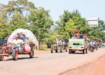 SEBAHAGIAN daripada penduduk Kemboja di Preah Vihear berpindah susulan perang yang berlaku antara negara itu dengan Thailand di kawasan sempadan. – AFP
