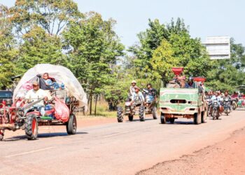 SEBAHAGIAN daripada penduduk Kemboja di Preah Vihear berpindah susulan perang yang berlaku antara negara itu dengan Thailand di kawasan sempadan. – AFP