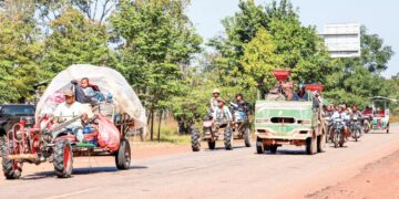SEBAHAGIAN daripada penduduk Kemboja di Preah Vihear berpindah susulan perang yang berlaku antara negara itu dengan Thailand di kawasan sempadan. – AFP