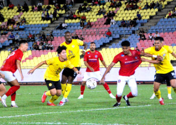 Pemain Melaka FC dan Negeri Sembilan FC berebut bola dalam perlawanan Liga Super di Stadium Hang Jebat, malam tadi. UTUSAN/AMRAN MULUP