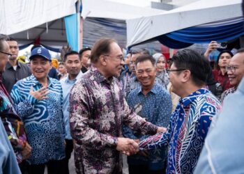 ANWAR Ibrahim bersalaman dengan Ewon Benedick pada Majlis Sentuhan Madani Bersama Rakyat Negeri Sabah di Pusat Konvensyen Antarabangsa Sabah (SICC), hari ini. - FACEBOOK EWON BENEDICK
