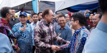 ANWAR Ibrahim bersalaman dengan Ewon Benedick pada Majlis Sentuhan Madani Bersama Rakyat Negeri Sabah di Pusat Konvensyen Antarabangsa Sabah (SICC), hari ini. - FACEBOOK EWON BENEDICK