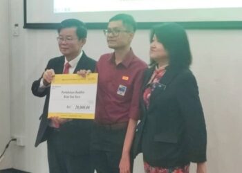 CHOW Kon Yeow (kiri) menyerahkan replika cek pada majlis penyerahan bantuan kewangan Rumah Ibadat Bukan Islam (RIBI) di George Town, Pulau Pinang, hari ini.