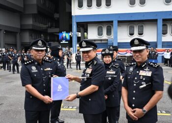 Mohd. Khalid Ismail menyampaikan anugerah kecemerlangan pada Perhimpunan Bulanan Ketua Polis Negara di Dataran Kompleks 3 Ibu Pejabat Polis Bukit Aman (Cawangan Khas), di Kuala Lumpur, semalam.