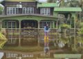 SEORANG penduduk meredah banjir di halaman rumahnya ketika tinjauan di Kampung Sungai Tiang Darat di Bagan Datuk, Perak, semalam. – UTUSAN/AIN SAFRE BIDIN