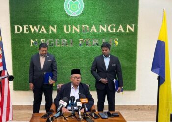 RUS’SELE Eizan (dua dari kanan) dalam sidang akhbar menarik balik pemakluman berhubung keperluan mengadakan Pilihan Raya Kecil (PRK) di tiga kerusi DUN Perlis di Kompleks Seri Putra, Kangar, Perlis, hari ini. - UTUSAN/ASYRAF MUHAMMAD