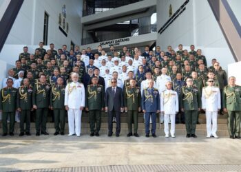Mohamed Khaled Nordin tengah bersama para pegawai kanan tentera pada Majlis Graduasi Maktab Ketahanan Nasional (MKN), Maktab Pertahanan Angkatan Tentera (MPAT) dan Maktab Turus Angkatan Tentera (MTAT) bagi sesi 2025 di PUSPAHANAS, Putrajaya, semalam.