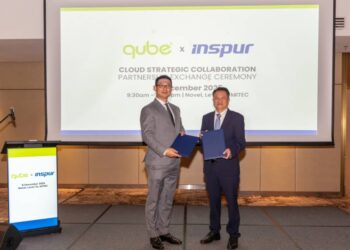 JERRY Zhao (kiri) dan Richard Teo (kanan) di majlis pertukaran Memorandum Persefahaman (MoU) antara Qube dan Inspur Cloud di MITEC, Kuala Lumpur, hari ini.