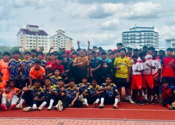 MOHD. Radzi Md. Jidin (tengah) bersama pengurusan Lestari Vipers FC dan pemain-pemain pasukan bola sepak pada Liga Vipers Super Sunday di Putrajaya.
