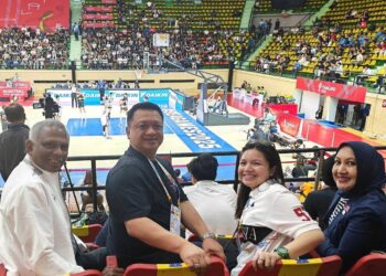 TUANKU Syed Faizuddin Putra Jamalullail (dua dari kiri) dan Tuanku Dr. Lailatul Shahreen Akashah Khalil menyaksikan perlawanan akhir bola keranjang wanita antara Malaysia dan Thailand di Stadium Nimibutr, Bangkok, Thailand.