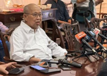 TENGKU Razaleigh Hamzah bercakap pada sidang akhbar hari ini.