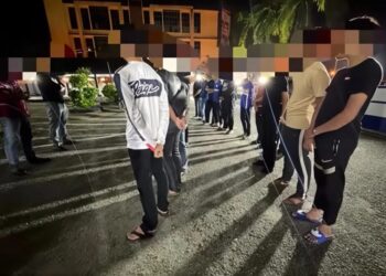 SEBAHAGIAN mat rempit yang diberkas polis dalam operasi di Kampung Gong Kekabu, Bukit Payung, Marang Terengganu.