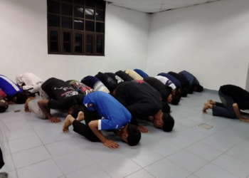 Sebahagian daripada  pesalah trafik yang ditahan dalam operasi di Jalan Kampung Gong Kekabu–Jalan Taman Safiah Murni, Bukit Payong, Marang awal pagi tadi dibawa ke balai polis sebelum diarahkan melakukan solat sunat taubat dan solat Subuh secara berjemaah. - FOTO IHSAN PDRM