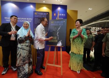 ANWAR Ibrahim pada majlis pelancaran buku terbaharunya, Rethinking Ourselves: Justice, Reform and Ignorance in Postnormal Times di Tsutaya Books, Pavilion Bukit Jalil, hari ini. Turut hadir bersama Pengerusi Eksekutif Pavilion Group, Puan Sri Cindy Lim (kanan) dan Pengarah Bukit Jalil Tsutaya Books, Gan Vi King (kiri).