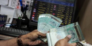 ringgit muncul antara mata wang berprestasi terbaik dalam kalangan negara ASEAN. - AFP