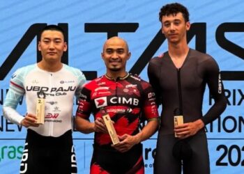 Azizulhasni Awang bersama Kim Geun Woo dan Russell Jaxson selepas upacara penyerahan pingat Grand Prix New Zealand, kelmarin. - IHSAN FB AZIZULHASNI