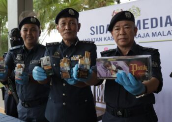 WAN Jamal Abdul Salam Wan Long  (kanan) bersama pegawainya menunjukkan rampasan lebih 1.1 juta batang rokok putih seludup bernilai kira-kira RM178,500 dalam sidang media di Pejabat Penguatkuasa Kastam Rantau Panjang, Kelantan. - UTUSAN/KAMARUL BISMI KAMARUZAMAN