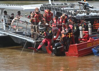 PASUKAN PPDA melakukan selaman di  kawasan kereta ditemukan di Sungai Rompin di Rompin, Pahang. - UTUSAN/SHAIKH AHMAD RAZIF