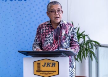 KUALA LUMPUR 18 DISEMBER 2025 - Ketua Pengarah Kerja Raya Datuk Seri Ir Roslan Ismail berucap pada Majlis Penyerahan Surat Setuju Terima (SST) bagi Projek Menaik Tarat Jeti Terminal Feri Kenderaan dan Penumpang Wilayah Persekutuan Labuan di Menara Kerja Raya hari ini. / M. FIRDAUS M. JOHARI