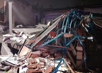 KEADAAN sebuah rumah teres dua tingkat di Taman Pinggiran Senawang, Seremban yang mengalami runtuhan struktur pagi tadi.- GAMBAR/IHSAN BOMBA.