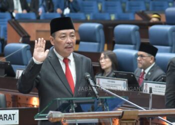 HAJIJI Noor mengangkat sumpah ADUN di hadapan Speaker DUN Sabah. - JABATAN PENERANGAN SABAH