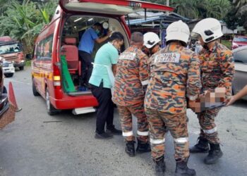 ANGGOTA bomba membantu mengangkat mangsa yang terlibat dalam kemalangan untuk di bawa ke Hospital Lahad Datu. - IHSAN BOMBA