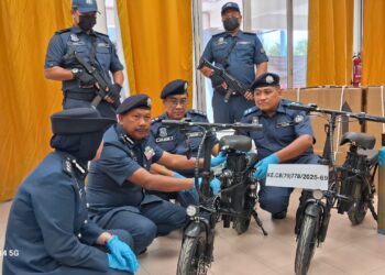 MOHD. Asri Seman (dua kiri) menunjukkan basikal elektrik dari China dalam sidang akhbar di Pejabat JKDM Temerloh di Mentakab, Temerloh Pahang. - UTUSAN/SALEHUDIN MAT RASAD