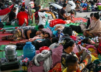 Penduduk Kemboja yang melarikan diri berlindung di kem sementara di Wilayah Banteay Meanchey ekoran ketegangan yang berlaku di sempadan Kemboja danThailand. – AFP