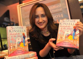 IDEA siri novel Shopaholic tercetus apabila Kinsella menyedari tabiat membeli-belah semakin menjadi kegemaran ramai. – AGENSI