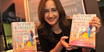 IDEA siri novel Shopaholic tercetus apabila Kinsella menyedari tabiat membeli-belah semakin menjadi kegemaran ramai. – AGENSI