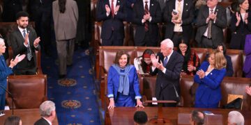 NANCY Pelosi menerima tepukan gemuruh pada hari pertama Kongres ke-119 di Dewan Perwakilan di Capitol AS, Washington, DC, pada 3 Januari lalu. 
– AFP