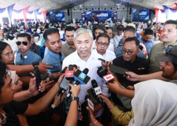 AHMAD Zahid Hamidi ditemui pemberita pada Majlis Pelancaran Pakej Lengkap Desa Kirana dekat Dataran Pantai Batu 23, Sungai Nibong, di Sabak Bernam, Selangor, semalam. - MIINGGUAN/AFIQ RAZALI