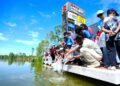 SUKARELAWAN melepaskan spesies ikan asli semasa program 'Hooked on Biodiversity: Invasive Fish Out, Native Species In' di bandar Elmina milik Sime Darby Property.