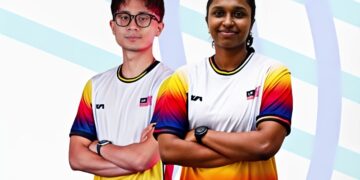 Harith Danial Jefri (kiri) dan K. Sehveetraa berjaya meraih pingat emas acara skuasy beregu campuran pada Sukan SEA 2025 di Kolej Vajiravudh, Bangkok, Thailand.