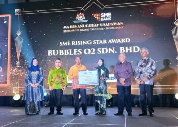 RAHMAN Mohd Din (tiga dari kiri) menyampaikan anugerah berkategori kepada penerima bersama Samad Majid Zain (dua dari kanan) dalam Majlis Anugerah Usahawan Bersempena Ulang Tahun Ke-20 SME Bank di sini, semalam.
