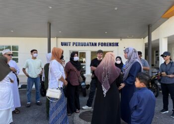 AHLI Keluarga Allahyarham Suri Narudin tiba di Unit Forensik Hospital Rembau, hari ini. -UTUSAN/NOR SHAFIQAH MOHD. GHAZALI.