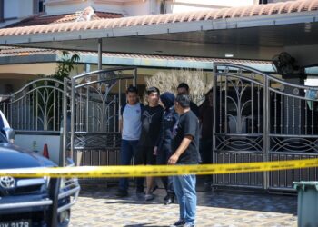 ANGGOTA polis membawa suspek yang mengugut jirannya dengan pistol dalam kejadian di Bandar Laguna Merbok, Sungai Petani. - UTUSAN/ SHAHIR NOORDIN