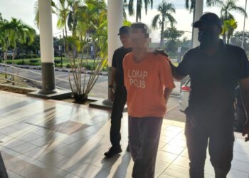 LELAKI yang disyaki mempunyai kaitan dengan kes bunuh warga emas minggu lalu di bawa ke Mahkamah Majistret Manjung untuk prosedur reman.