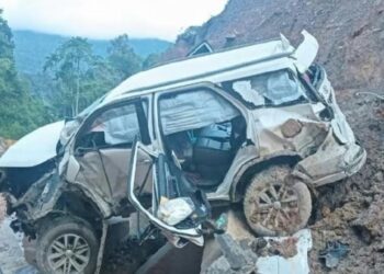 KEADAAN  kenderaan utiliti sukan (SUV) Toyota Fortuner yang terlibat dalam kemalangan meragut dua nyawa selepas terhumban ke dalam gaung di Kilometer 52 Jalan Kuala Jeneris - Sungai Gawi - Aring dekat Bukit Kawah di Hulu Terengganu. - IHSAN POLIS