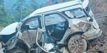 KEADAAN  kenderaan utiliti sukan (SUV) Toyota Fortuner yang terlibat dalam kemalangan meragut dua nyawa selepas terhumban ke dalam gaung di Kilometer 52 Jalan Kuala Jeneris - Sungai Gawi - Aring dekat Bukit Kawah di Hulu Terengganu. - IHSAN POLIS