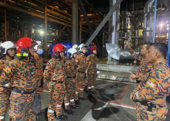 ANGGOTA bomba diberi taklimat sebelum melakukan kerja-kerja menyah sisa gas toksik di sebuah kilang memproses makanan haiwan di  Kerteh Biopolymer Park (KBP), Kemaman, Terengganu.  - IHSAN JBPM