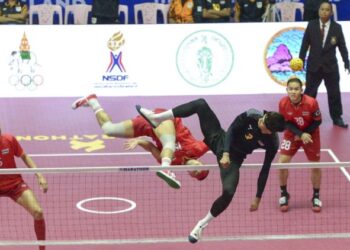 Aksi pemain sepak takraw Malaysia menentang Thailand dalam acara akhir regu berpasukan Sukan SEA 2025 di Bangkok, kelmarin. - IHSAN MSN