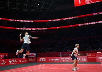 Toh Ee Wei (kanan) dan Chen Tang Jie  semasa perlawanan beregu campuran menentang Indonesia, Jafar Hidayatullah dan Felisha Pasaribu pada Jelajah Dunia Akhir di Gimnasium Olimpik Hangzhou, hari ini. - AFP