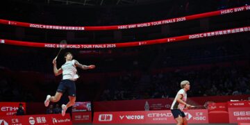 Toh Ee Wei (kanan) dan Chen Tang Jie  semasa perlawanan beregu campuran menentang Indonesia, Jafar Hidayatullah dan Felisha Pasaribu pada Jelajah Dunia Akhir di Gimnasium Olimpik Hangzhou, hari ini. - AFP