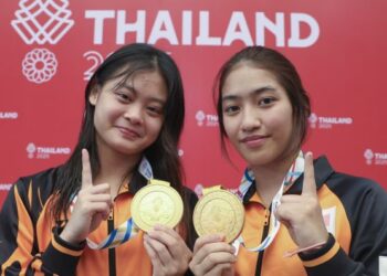 Atlet terjun negara, Nurul Farisya Alia Affendi (kiri) dan Nur Eilisha Rania Muhammad Abrar memenangi pingat emas acara 10 meter platform seirama wanita pada Sukan SEA Thailand 2025 di Pusat Akuatik Universiti Suvarnabhumi, Bangkok, baru-baru ini.